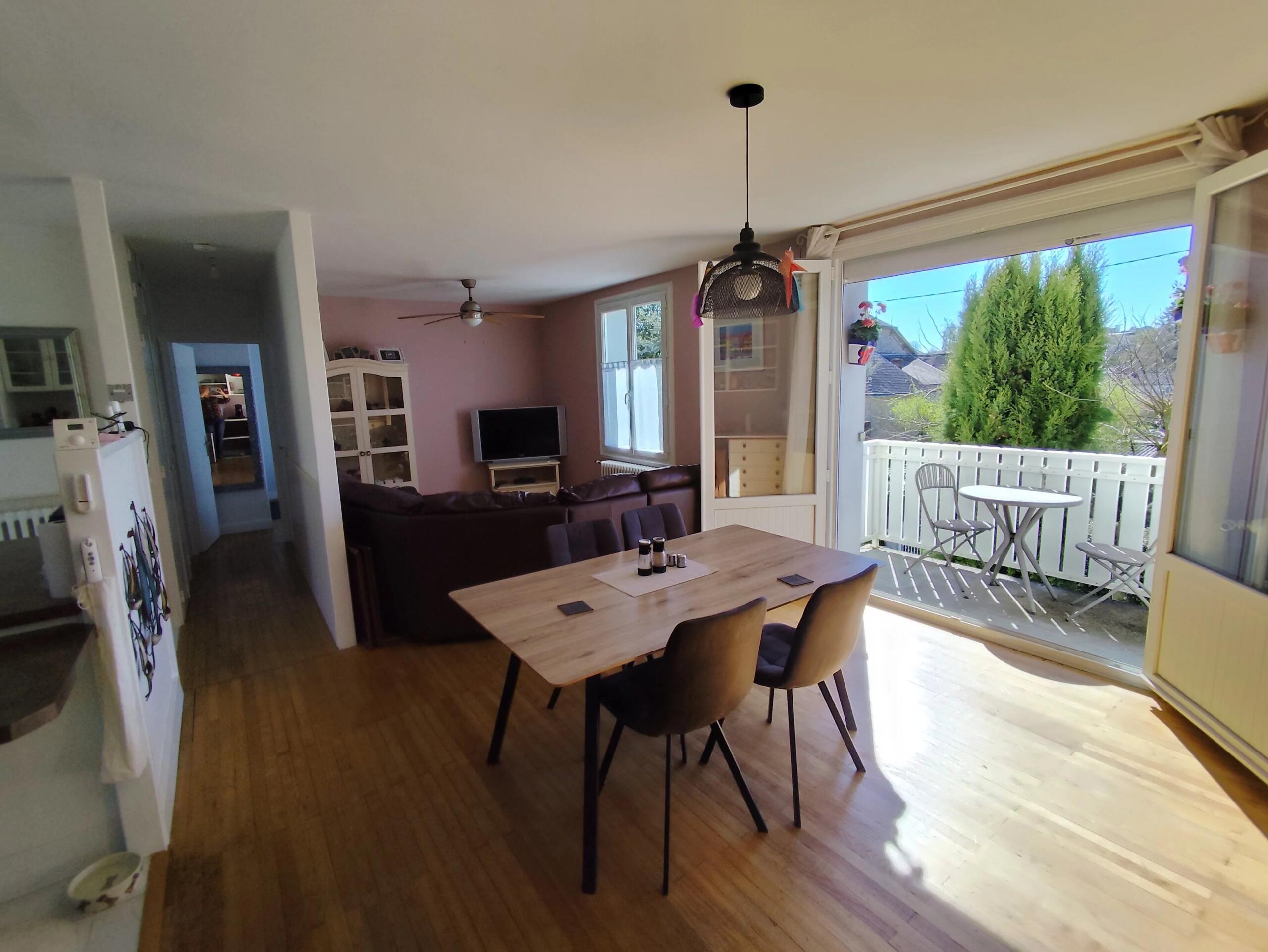 Light and airy 2-bed townhouse with private garden, garage and views, Poitou-Charentes – France – BVI85001