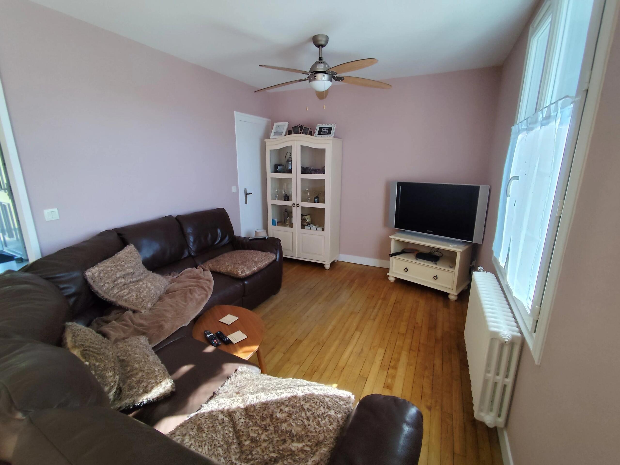 Light and airy 2-bed townhouse with private garden, garage and views, Poitou-Charentes – France – BVI85001