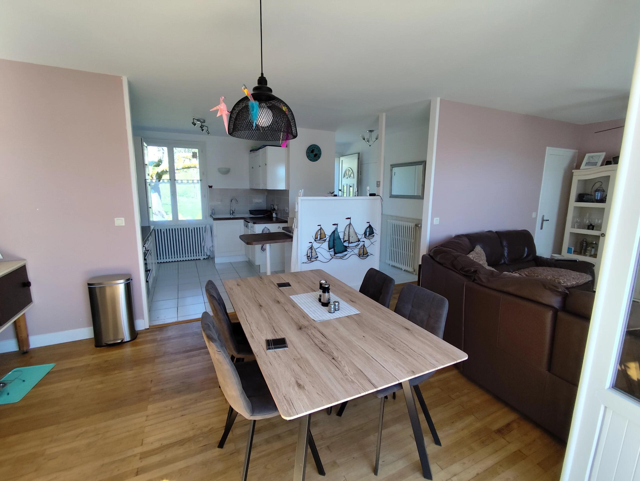 Light and airy 2-bed townhouse with private garden, garage and views, Poitou-Charentes – France – BVI85001