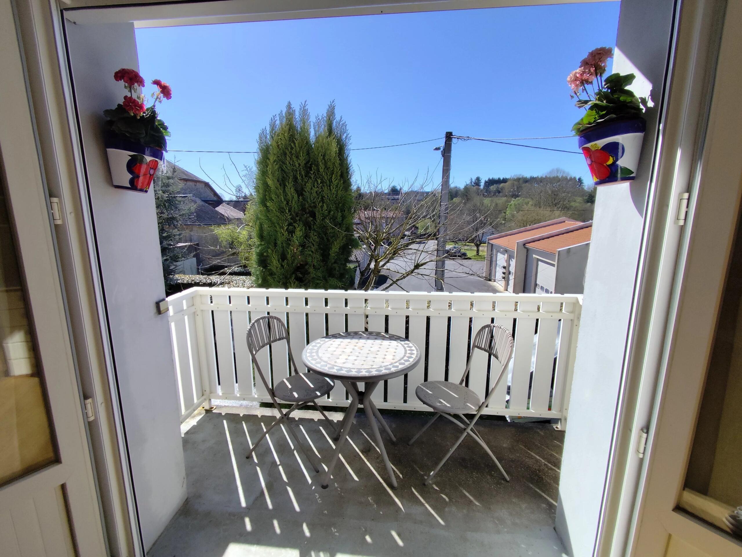 Light and airy 2-bed townhouse with private garden, garage and views, Poitou-Charentes – France – BVI85001