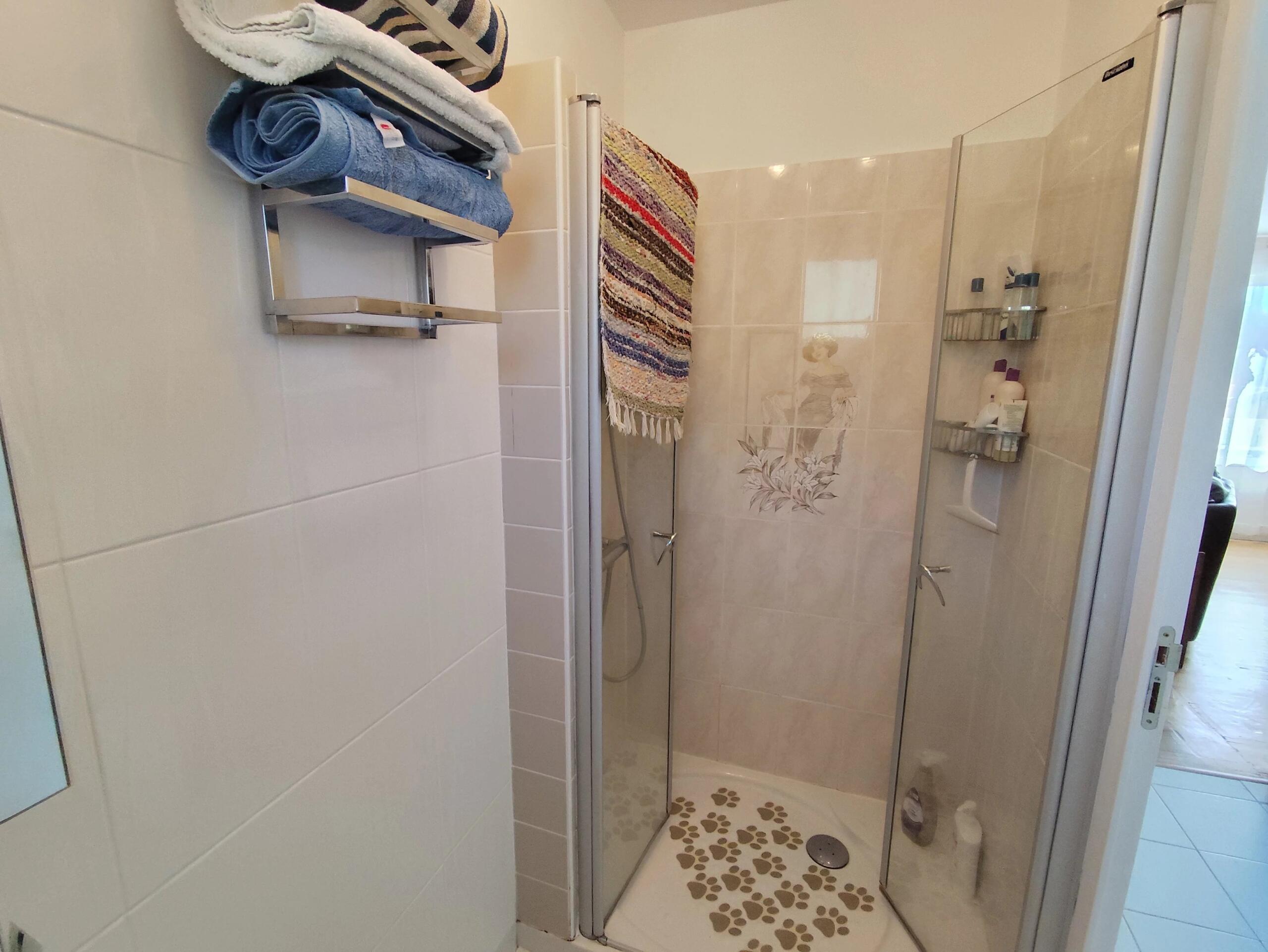 Light and airy 2-bed townhouse with private garden, garage and views, Poitou-Charentes – France – BVI85001