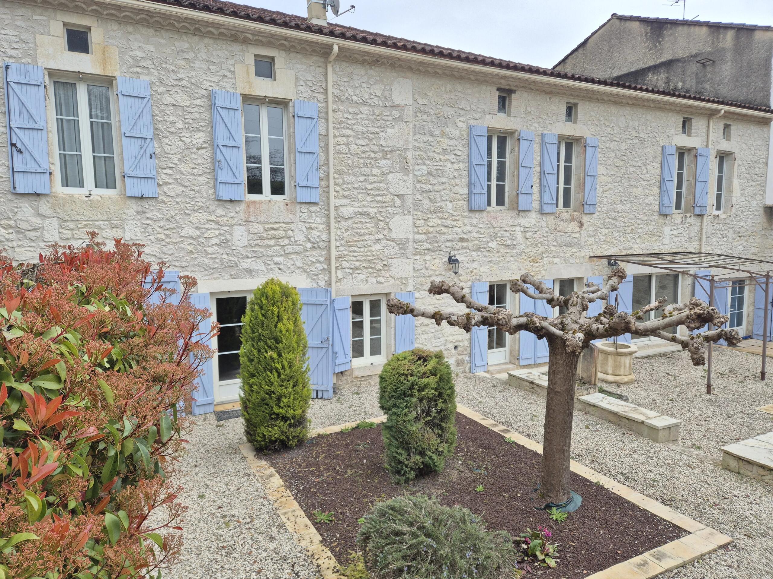 Large stone house with garden in Montaigu de Quercy, Tarn et Garonne, Midi-Pyrénées – France – BVI84548