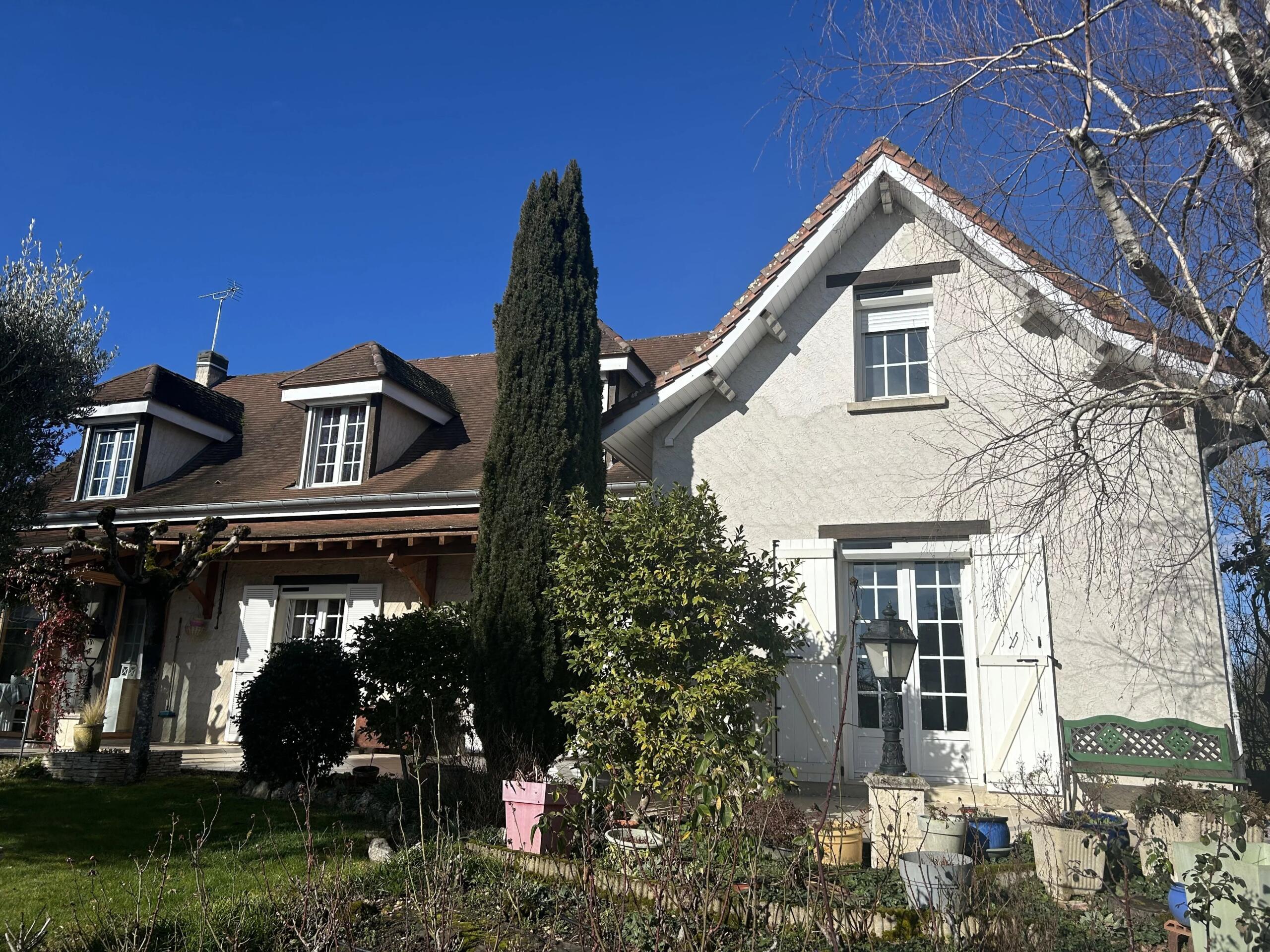 Large family home with generous garden and guesthouse, Midi-Pyrénées – France – BVI83617