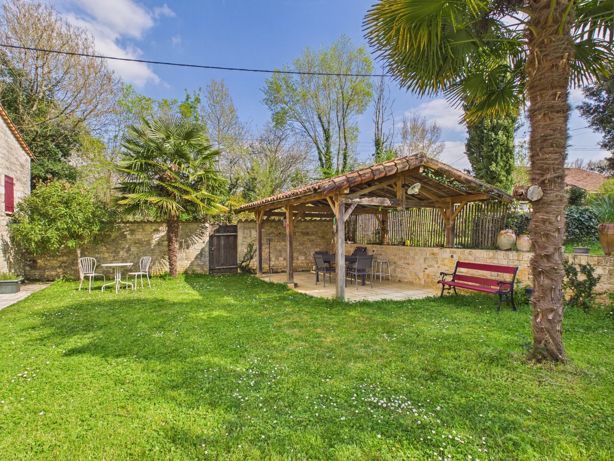 Beautifully renovated house with lots of natural light, close to Mansle, Poitou-Charentes – France – BVI84202