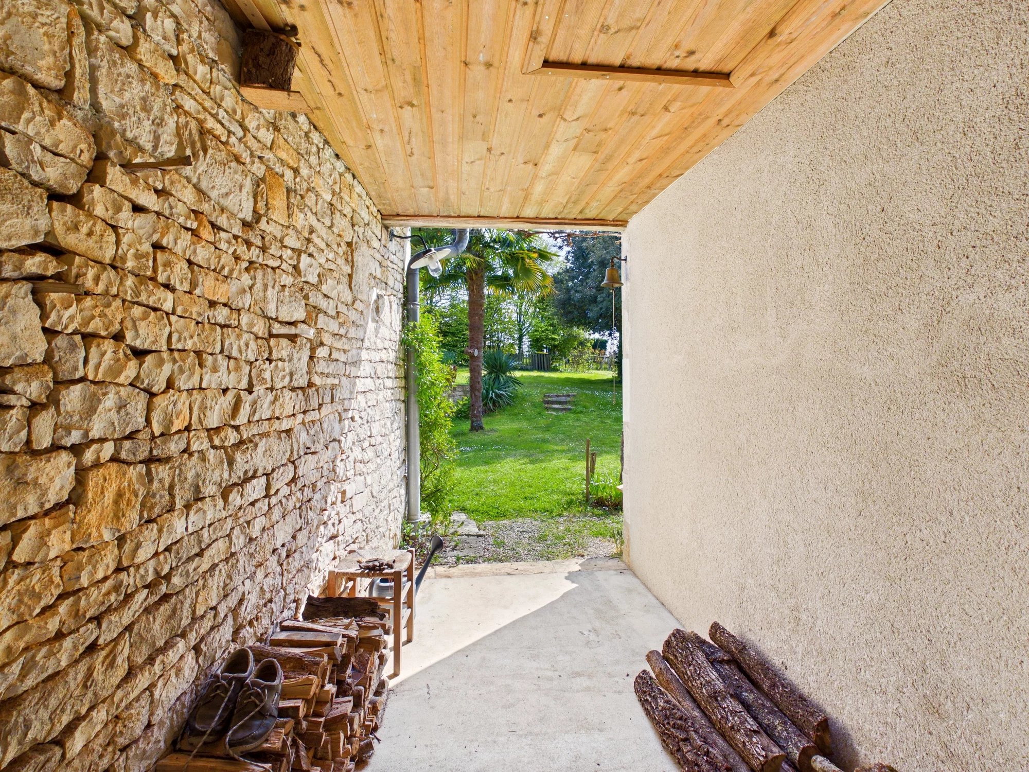 Beautifully renovated house with lots of natural light, close to Mansle, Poitou-Charentes – France – BVI84202