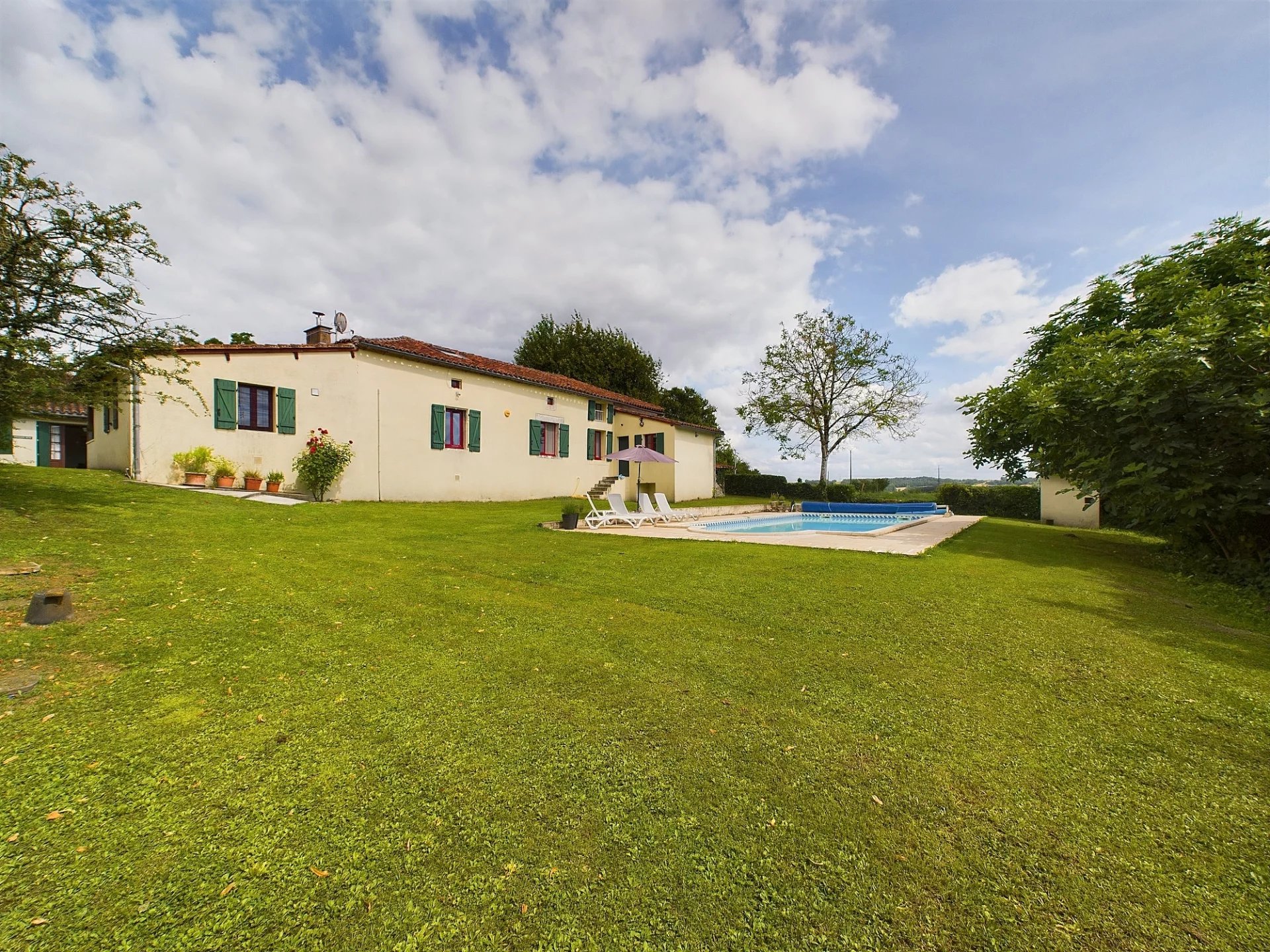 Four bedroom property with guest cottage and panoramic views, Aquitaine – France – BVI76320