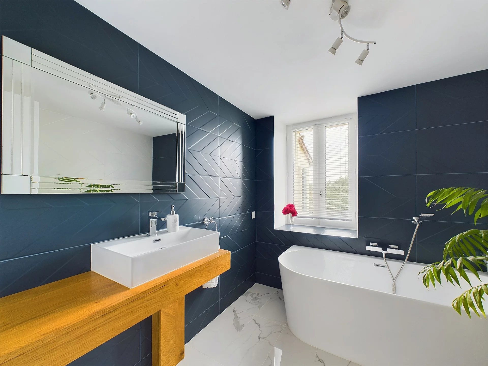 Four bedroom property with guest cottage and panoramic views, Aquitaine – France – BVI76320