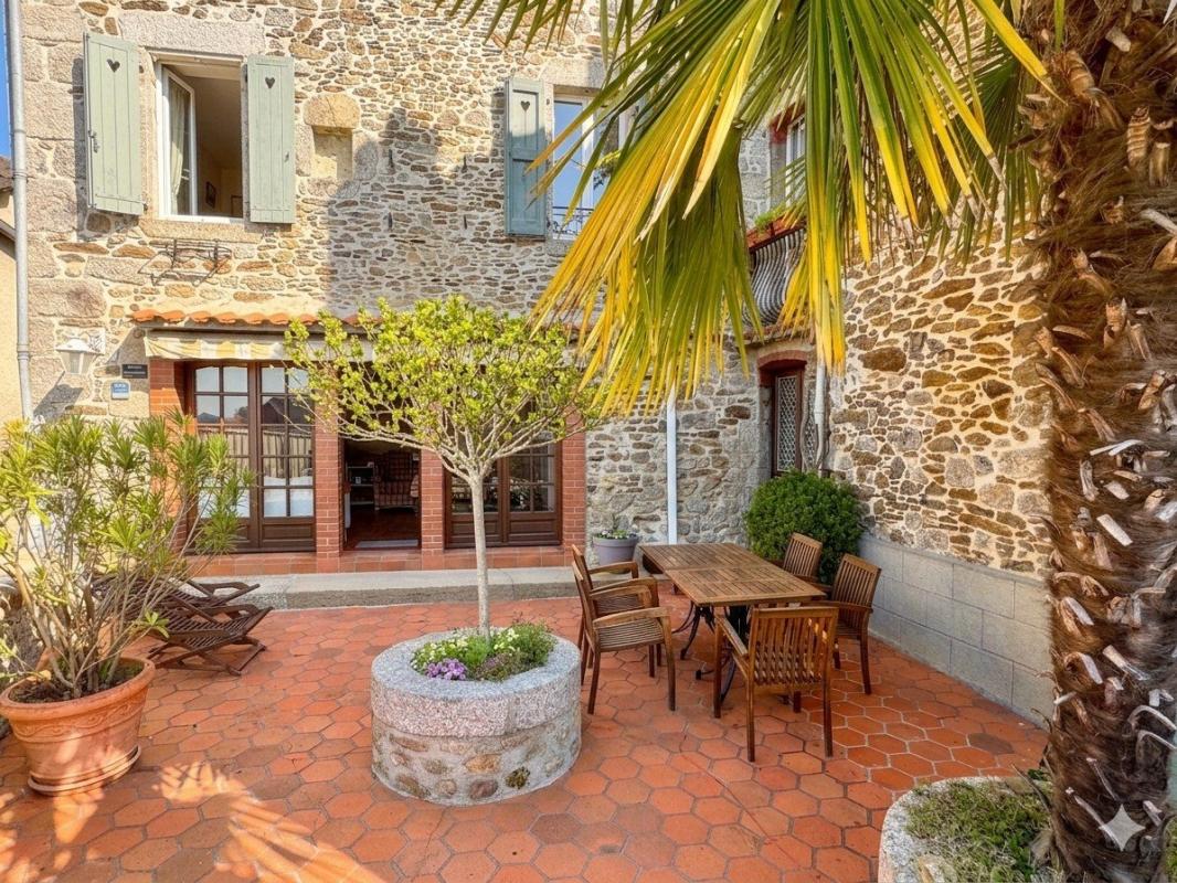 7 bedroom propriete in Vitrac, Cantal, France