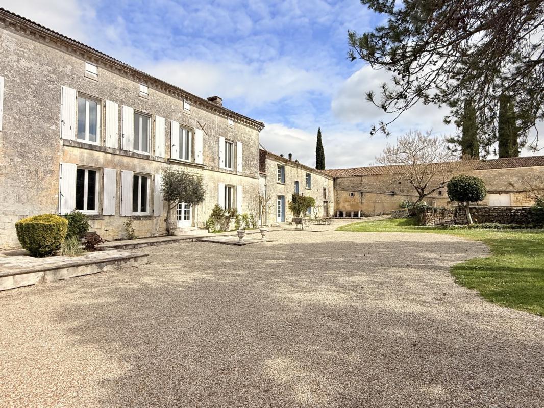 8 bedroom propriete in Chateauneuf Sur Charente, Charente, France