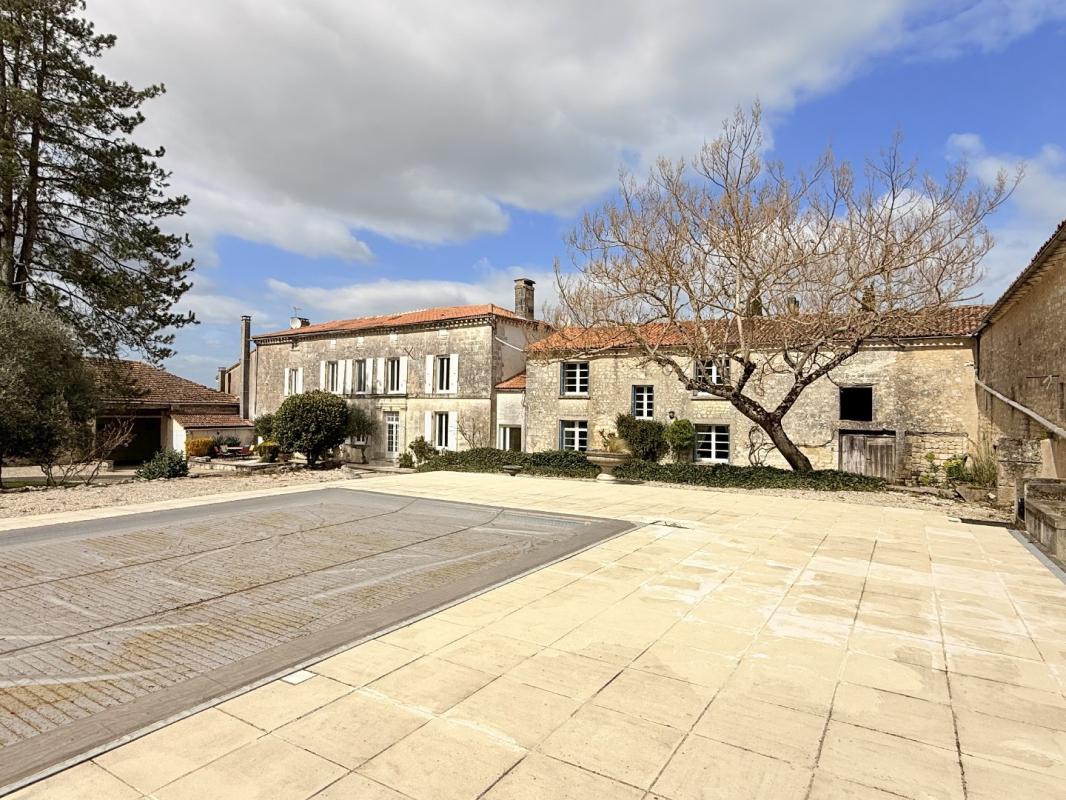 8 bedroom propriete in Chateauneuf Sur Charente, Charente, France