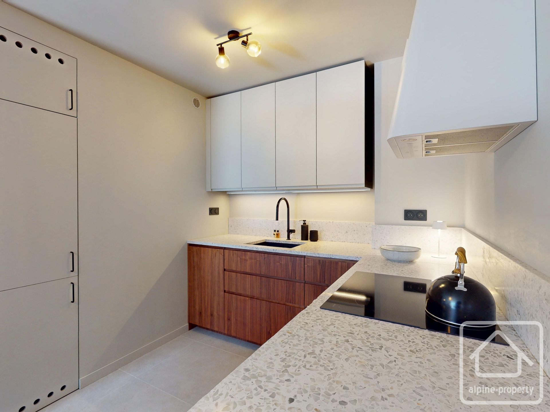 Newly Renovated One Bedroom Apartment In Les Praz With Spacious Mont Blanc-facing Balcony, Private Underground Parking, Cave And Ski Locker, 1km From Chamonix Centre. – HERON