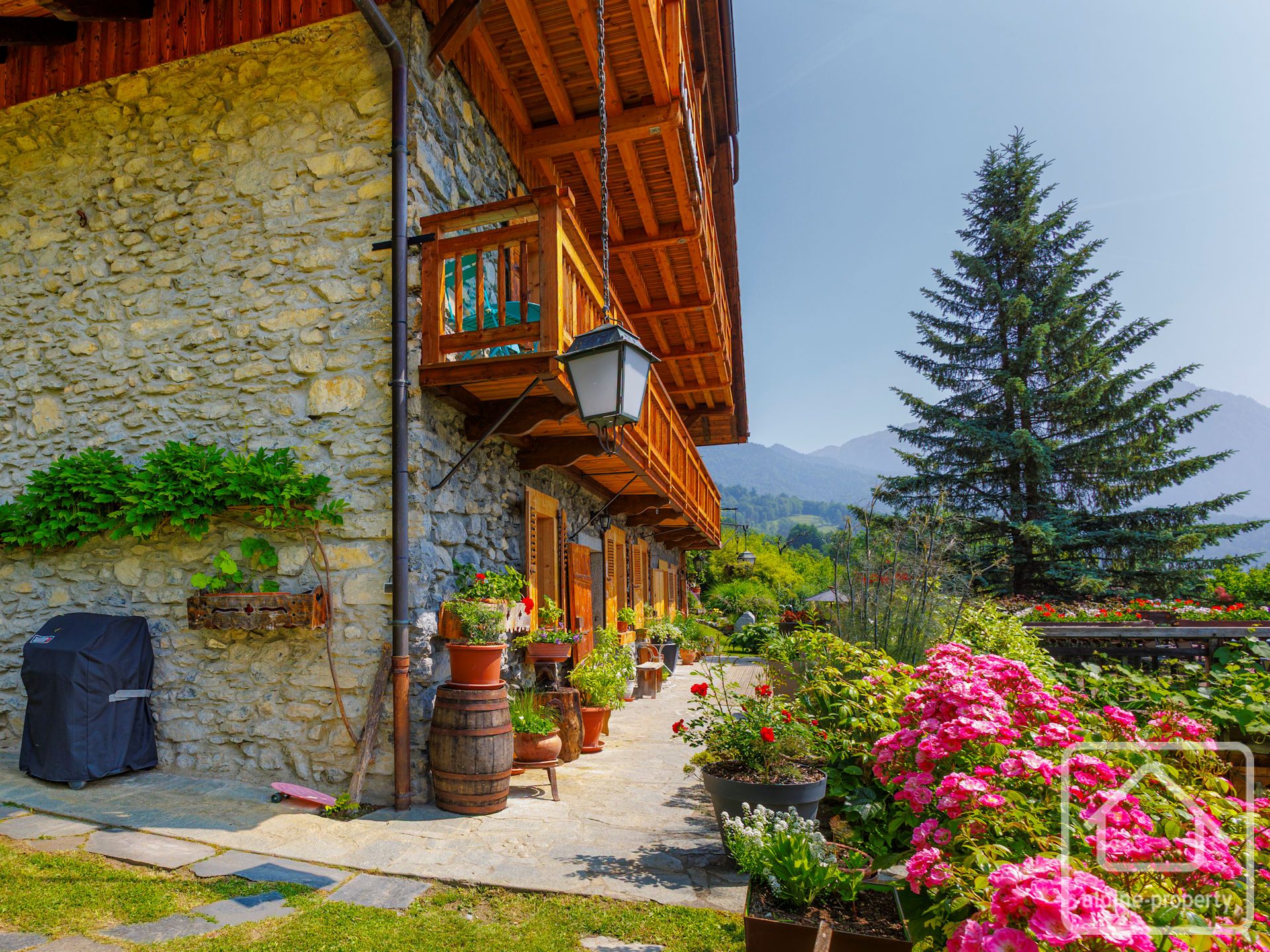 Exquisite Property And Grounds With Swimming Pool, Nestled In The French Alps At The Entrance To The Chamonix Valley – MAISONMARTINET
