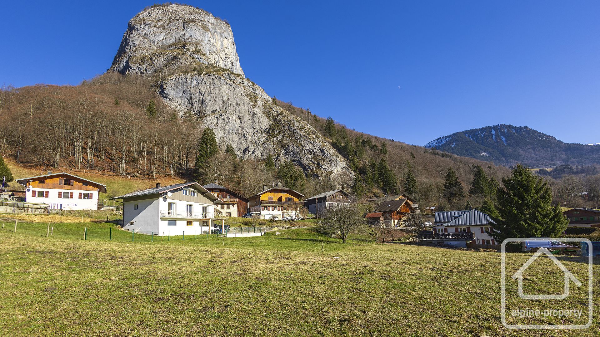 A Sunny, Flat Plot Of Land Sold With Planning Permission For A 219m2 Property. – TERRAINBASTHEX