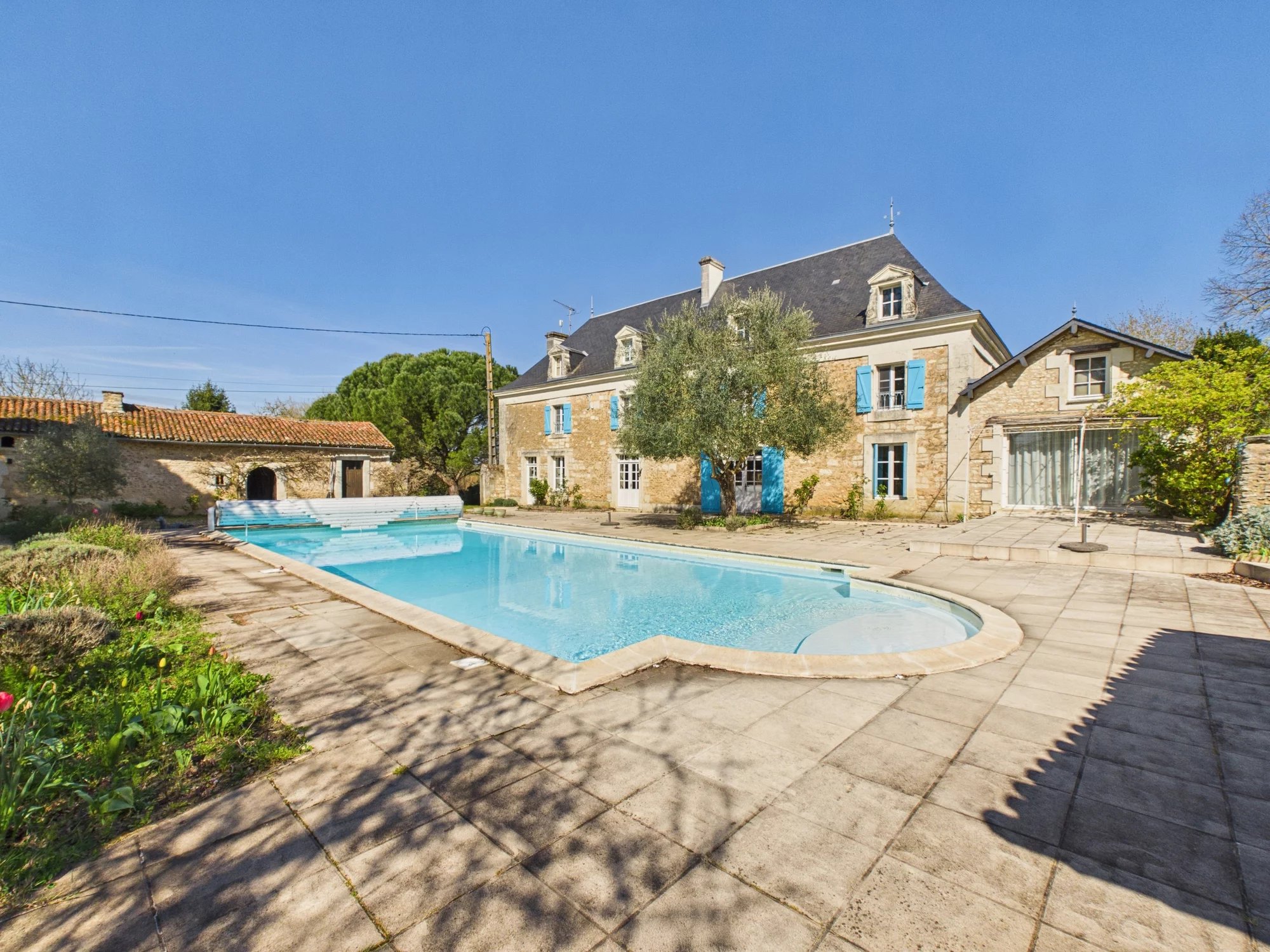Exceptional country estate with guest accommodation, private lake and pool, near Poitiers, Poitou-Charentes – France – BVI83591