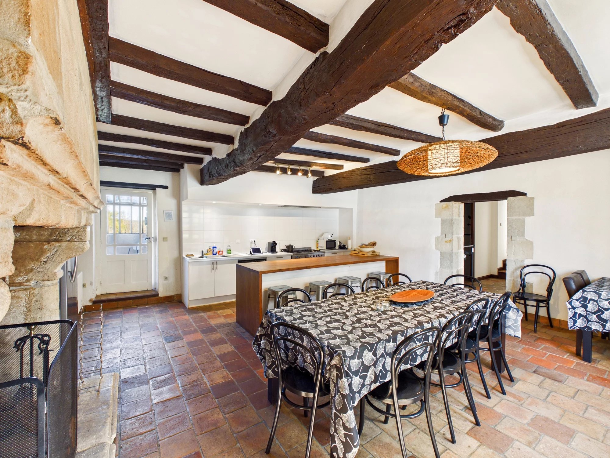 Exceptional country estate with guest accommodation, private lake and pool, near Poitiers, Poitou-Charentes – France – BVI83591