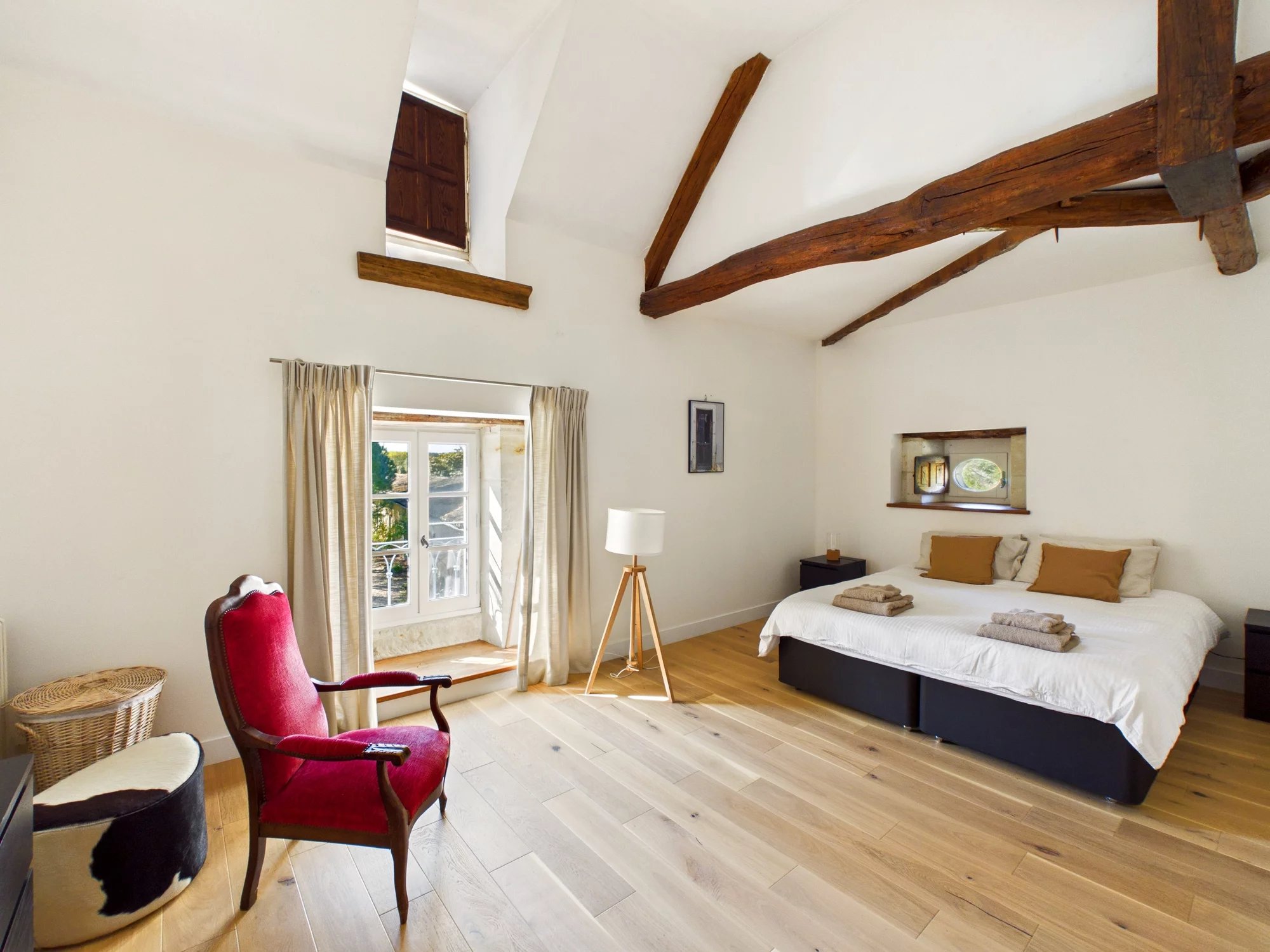 Exceptional country estate with guest accommodation, private lake and pool, near Poitiers, Poitou-Charentes – France – BVI83591