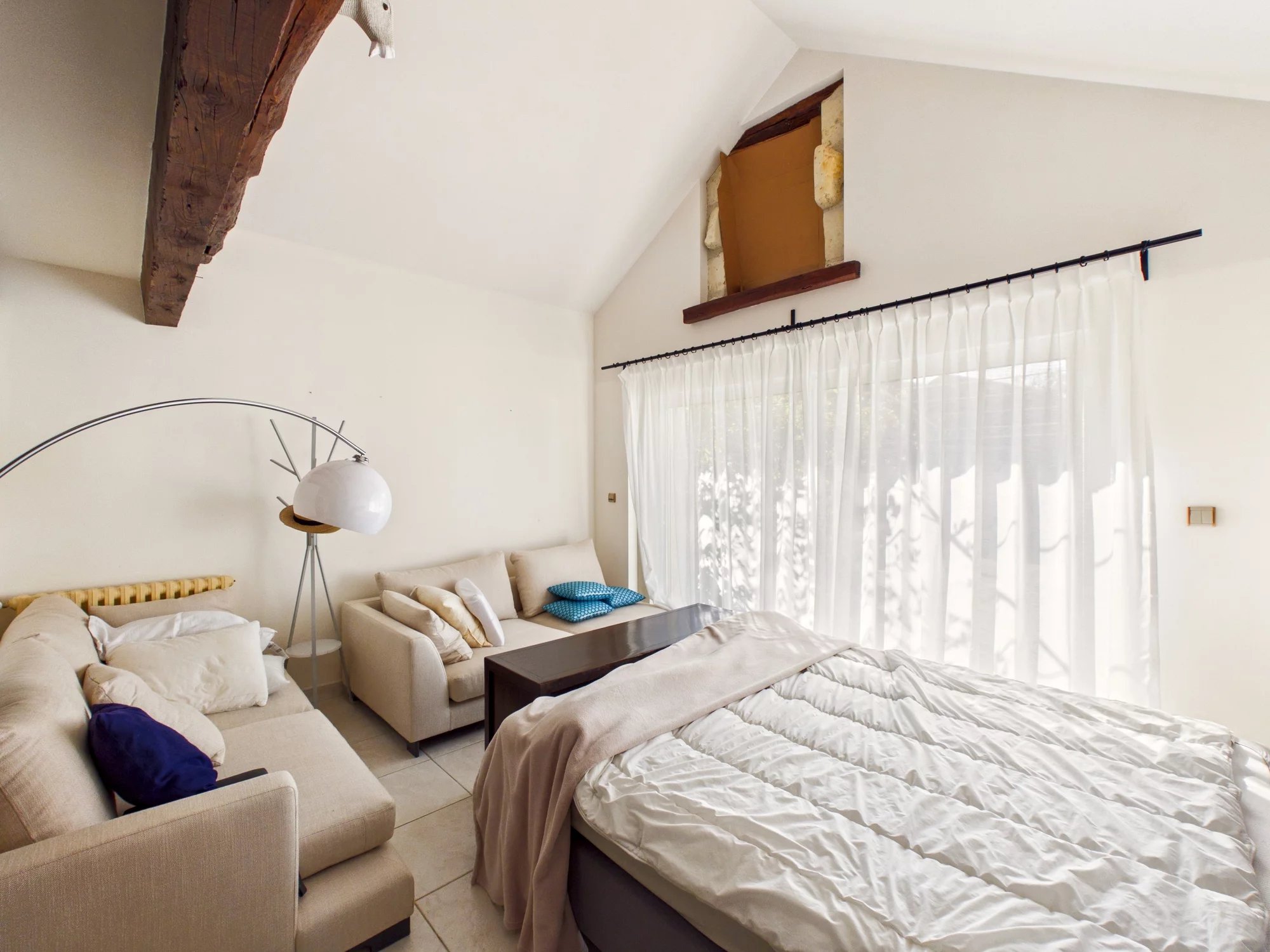 Exceptional country estate with guest accommodation, private lake and pool, near Poitiers, Poitou-Charentes – France – BVI83591