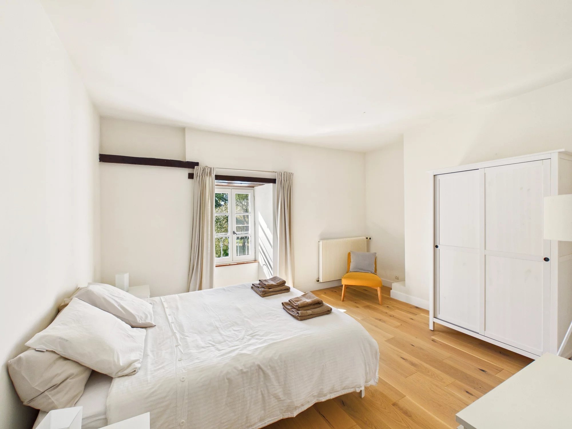 Exceptional country estate with guest accommodation, private lake and pool, near Poitiers, Poitou-Charentes – France – BVI83591