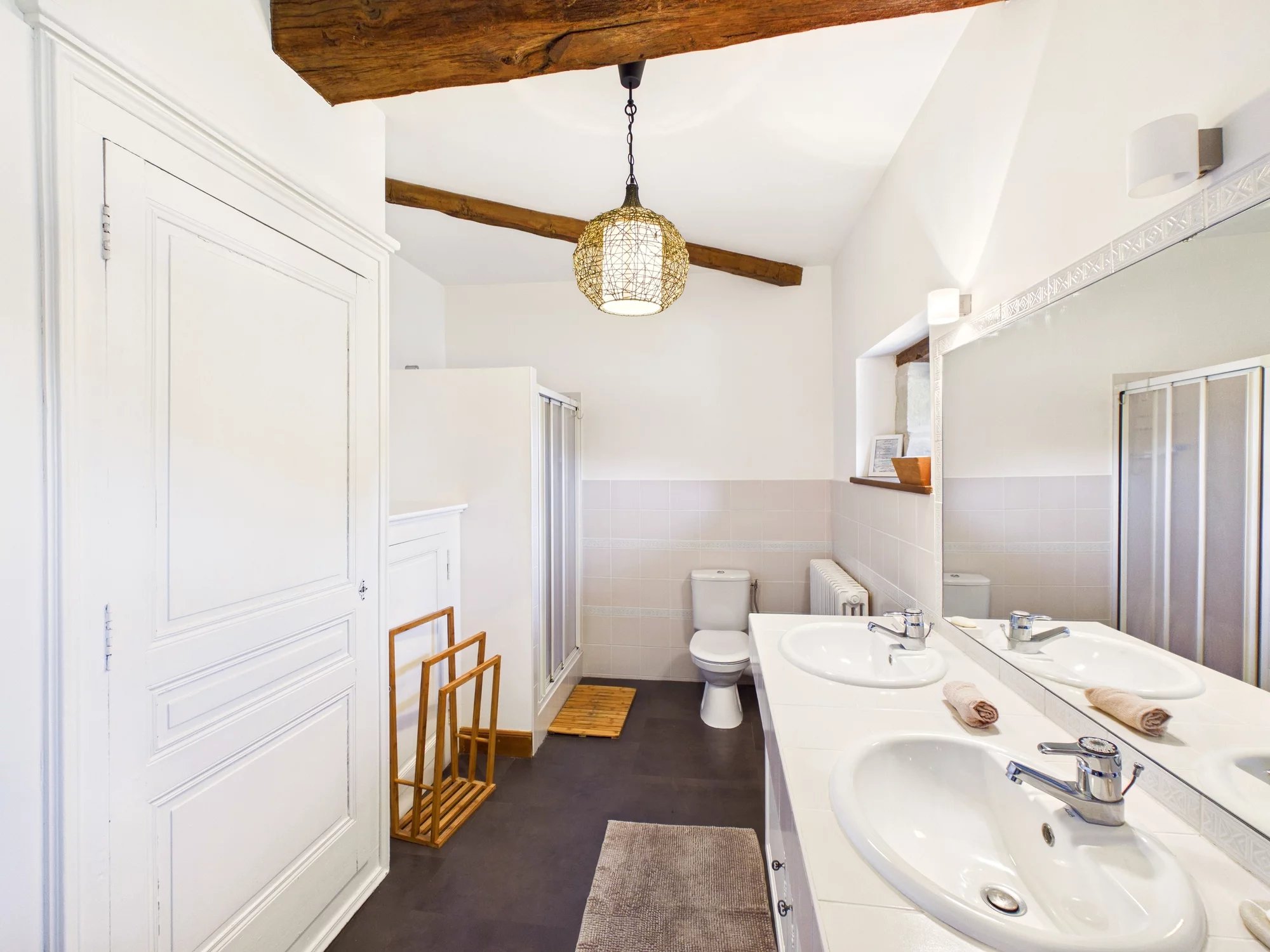 Exceptional country estate with guest accommodation, private lake and pool, near Poitiers, Poitou-Charentes – France – BVI83591