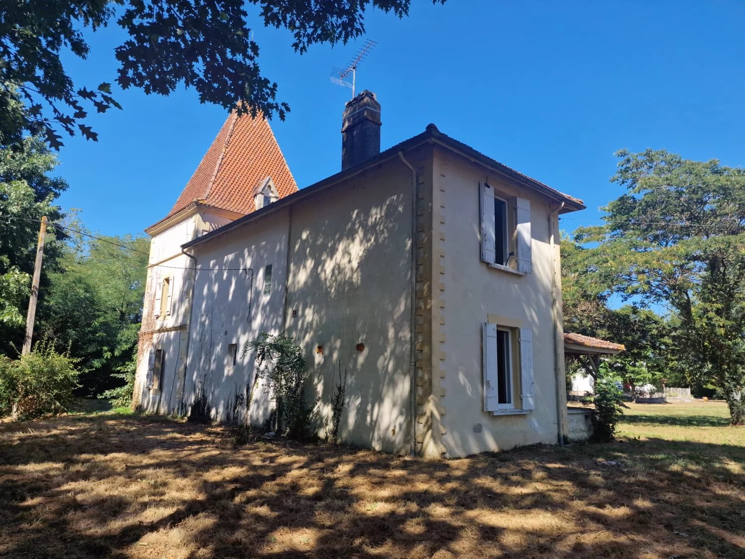 2 bedroom house with attached pigeonnier and large separate barn, Aquitaine – France – BVI71221