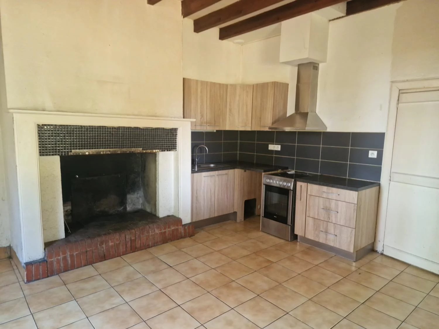 2 bedroom house with attached pigeonnier and large separate barn, Aquitaine – France – BVI71221