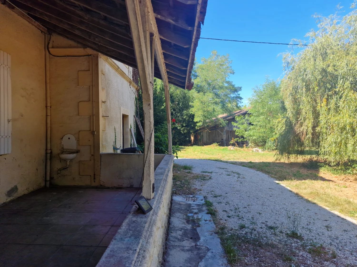 2 bedroom house with attached pigeonnier and large separate barn, Aquitaine – France – BVI71221