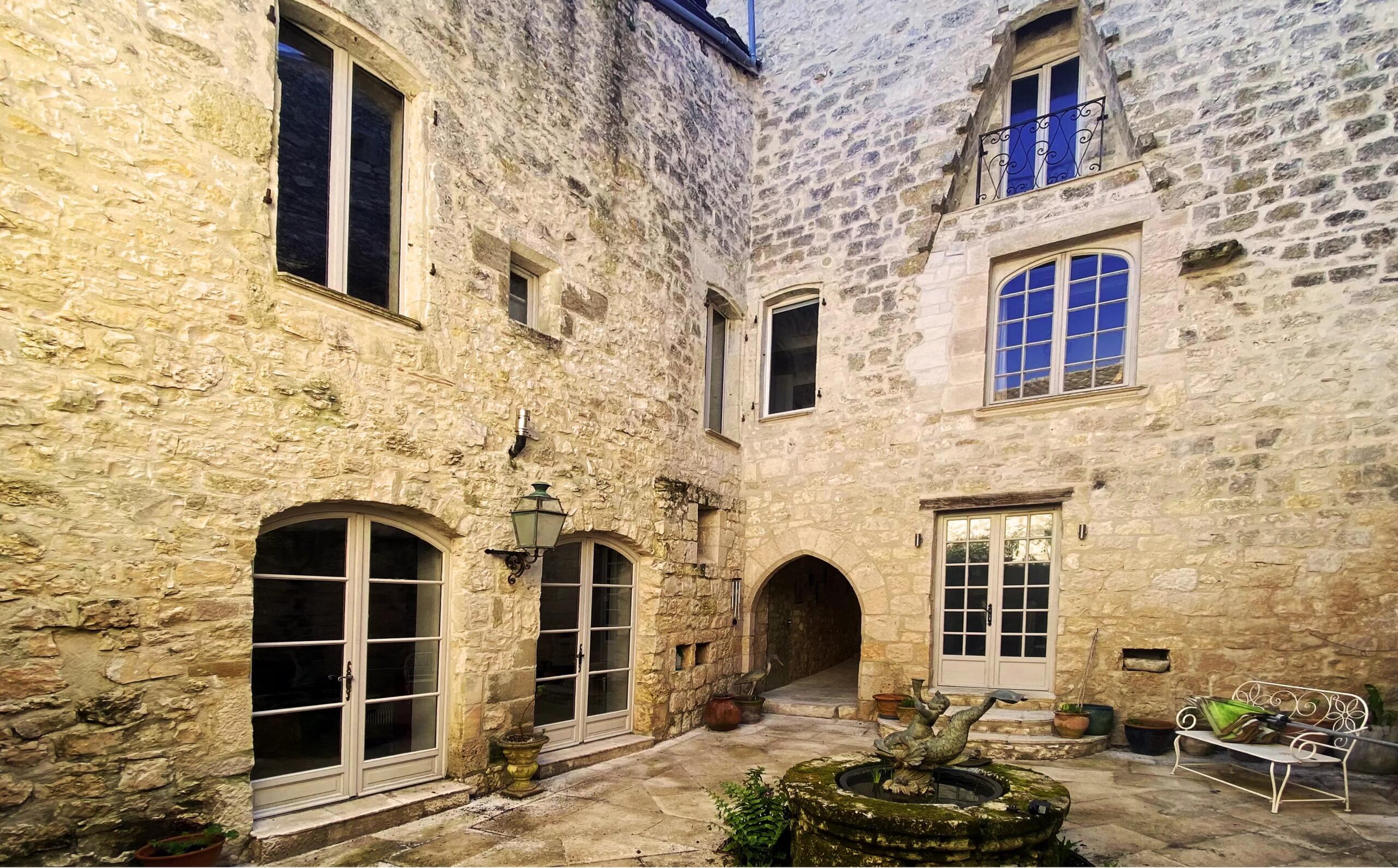 Exceptional 16th-Century Town House with private courtyard, Nouvelle-Aquitaine – France – BVI83615
