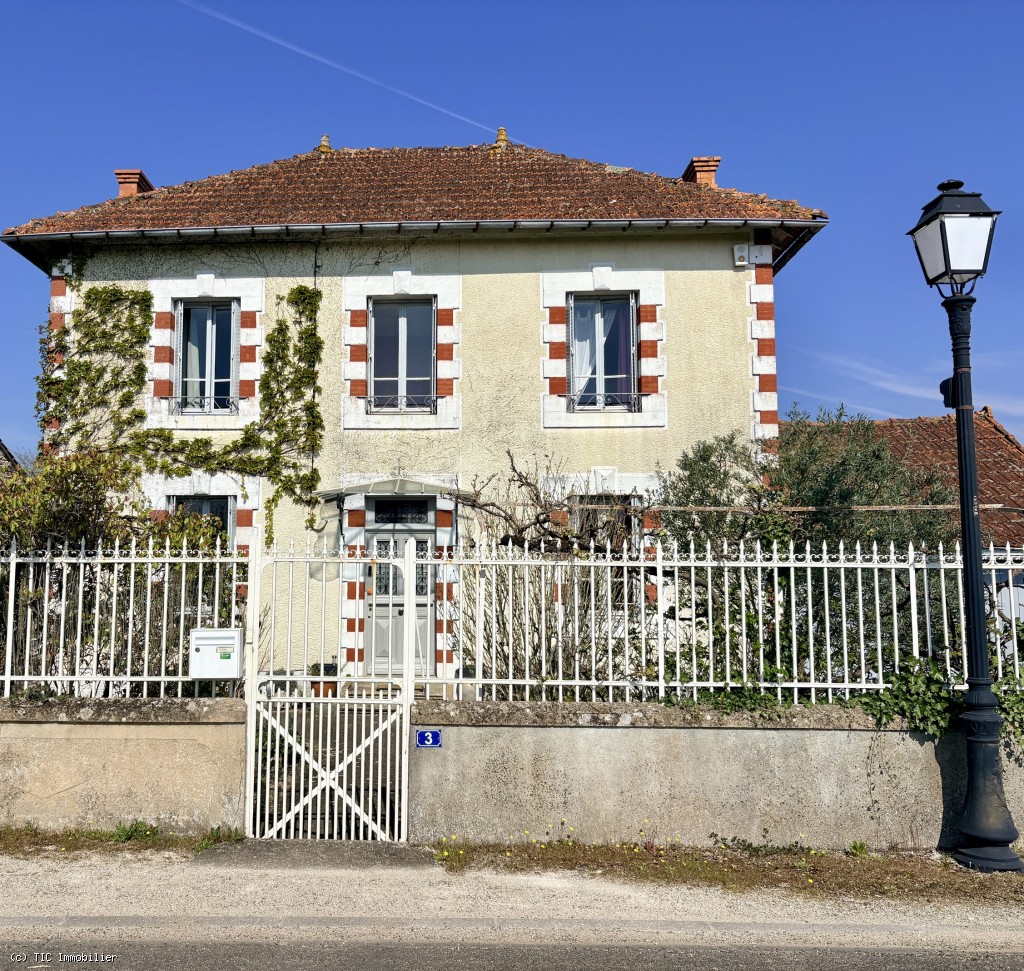 2 bedroom House in Verteuil-Sur-Charente, France – r7459
