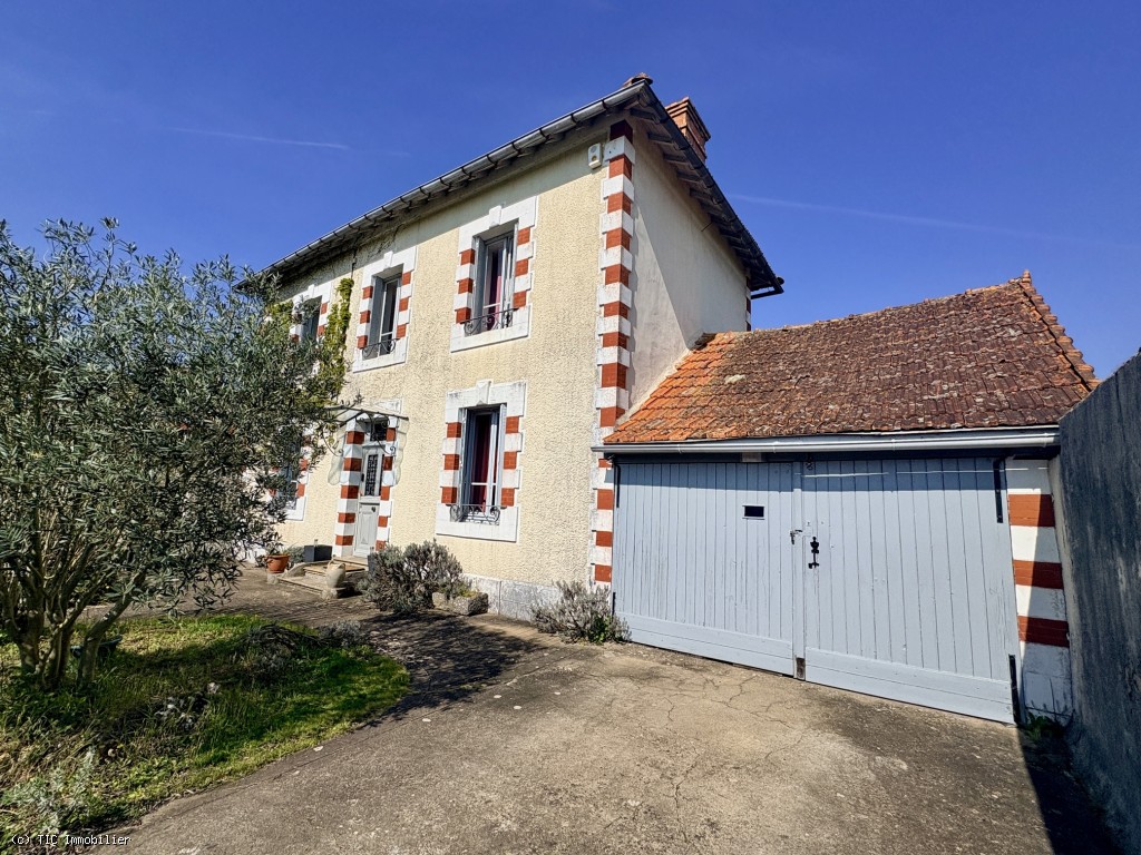 2 bedroom House in Verteuil-Sur-Charente, France – r7459