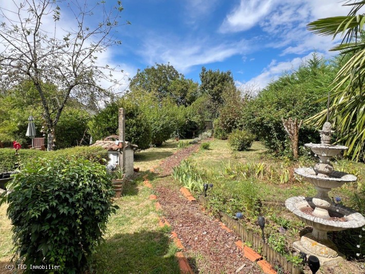 3 bedroom House in Charroux, France – r7432