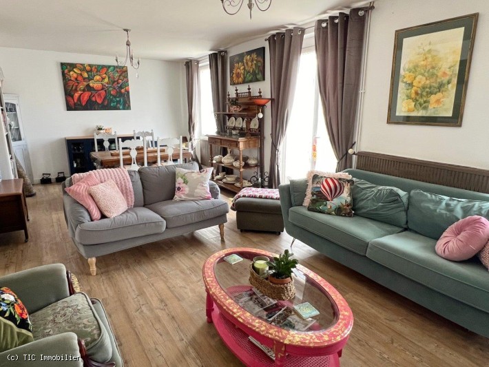 3 bedroom House in Charroux, France – r7432