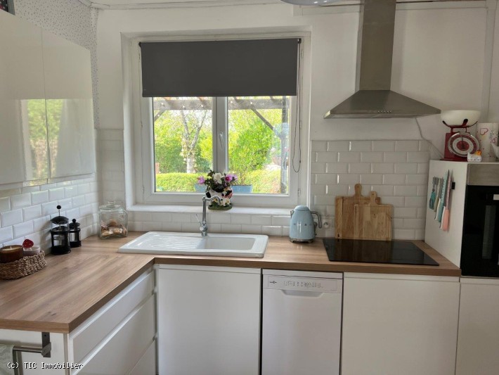 3 bedroom House in Charroux, France – r7432