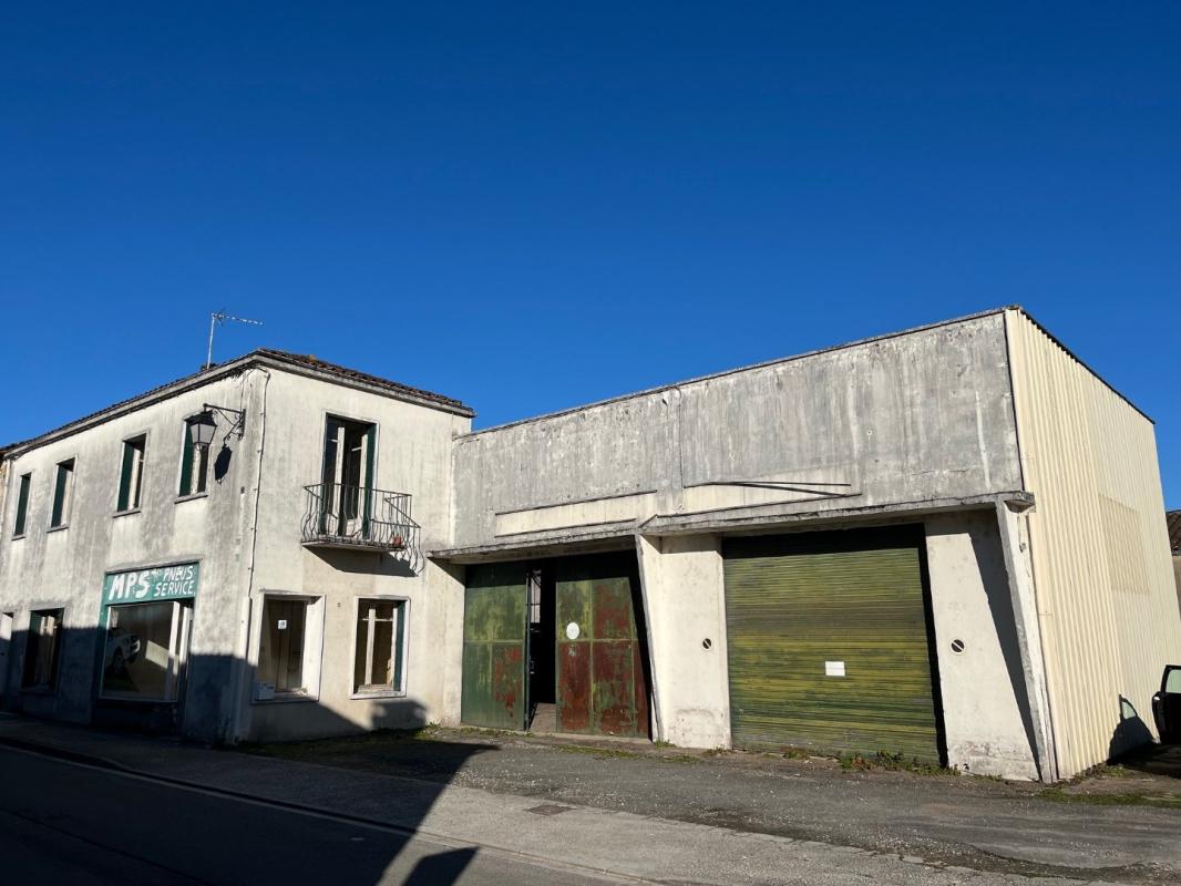 3 bedroom maison a renover in Montmoreau Saint Cybard, Charente, France