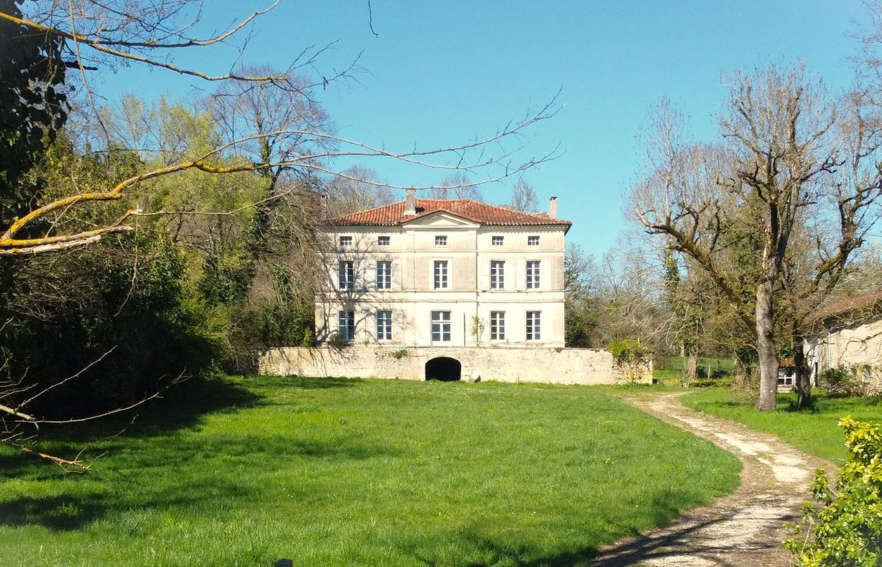 6 bedroom maison a renover in Villebois, Charente, France