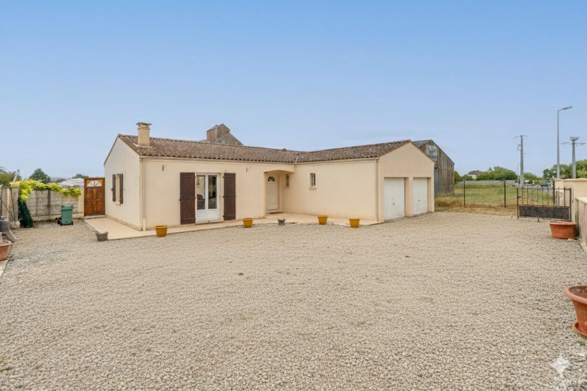 3 bedroom maison de ville in Aulnay, Charente-Maritime, France