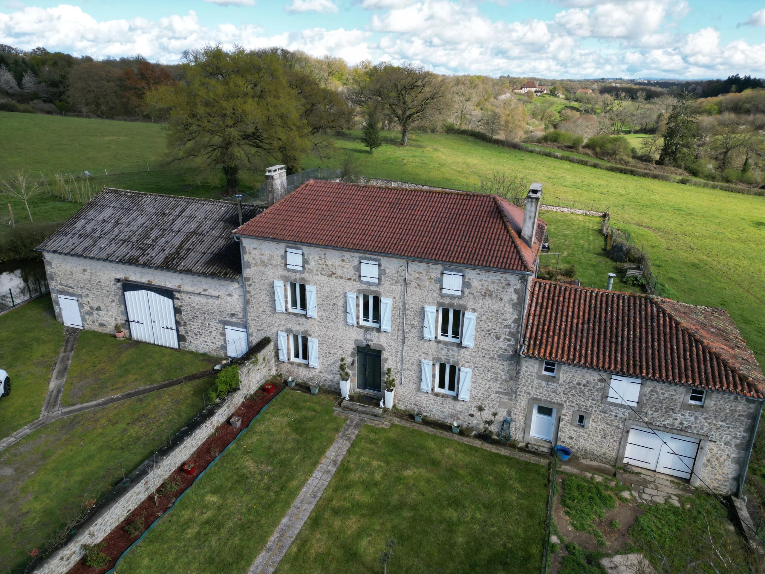 Private estate, 17 hectares, large main house plus three further houses, lake, business opportunities, Limousin – France – BVI85083