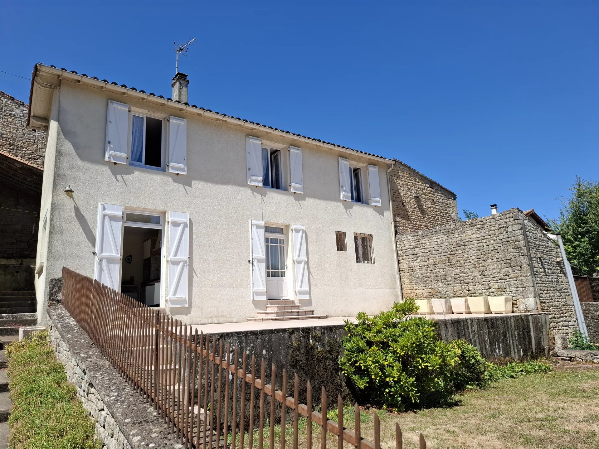 Ideal renovation project in pleasant village setting, Poitou-Charentes – France – BVI77900