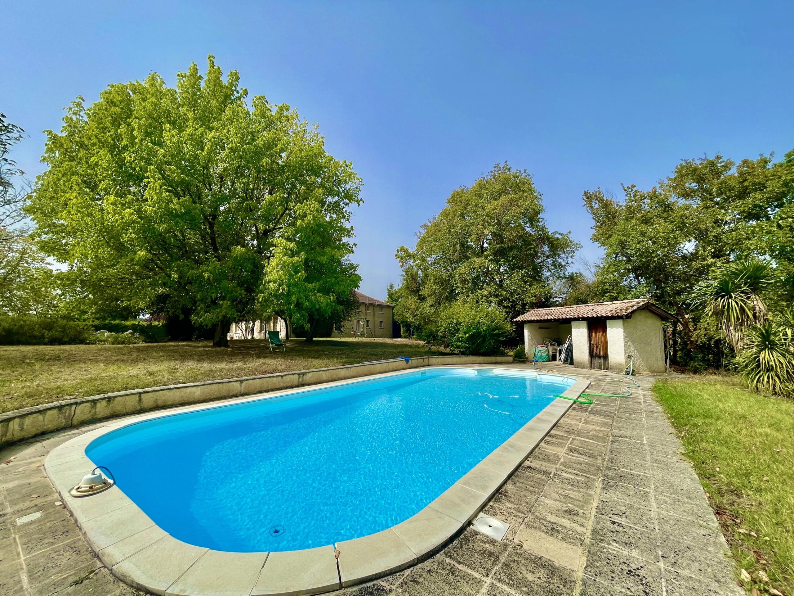 Large stone property with pool, Aquitaine – France – BVI72078