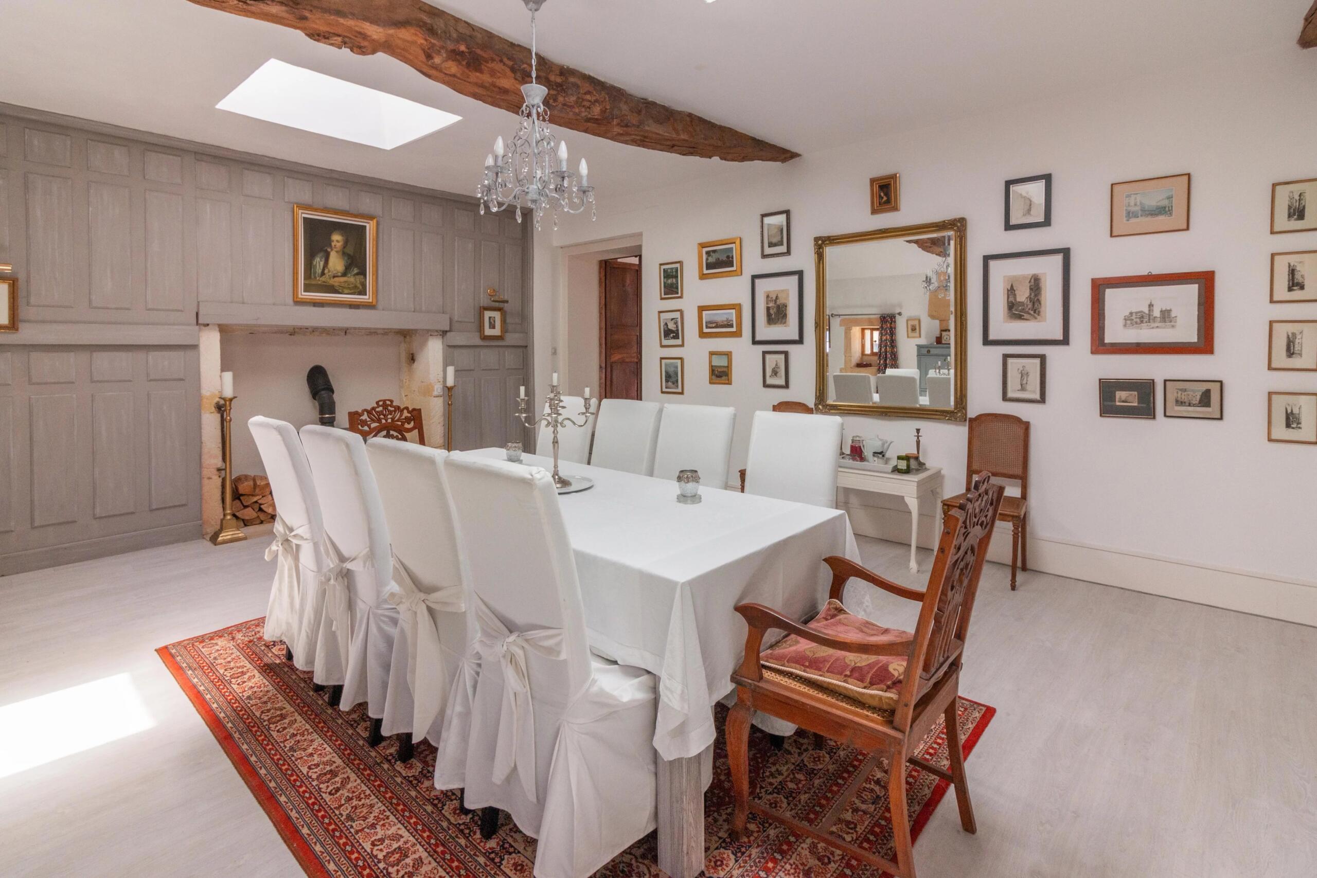 Elegant Charentaise country house with Pool and Guest Annexe, Poitou-Charentes – France – BVI75515