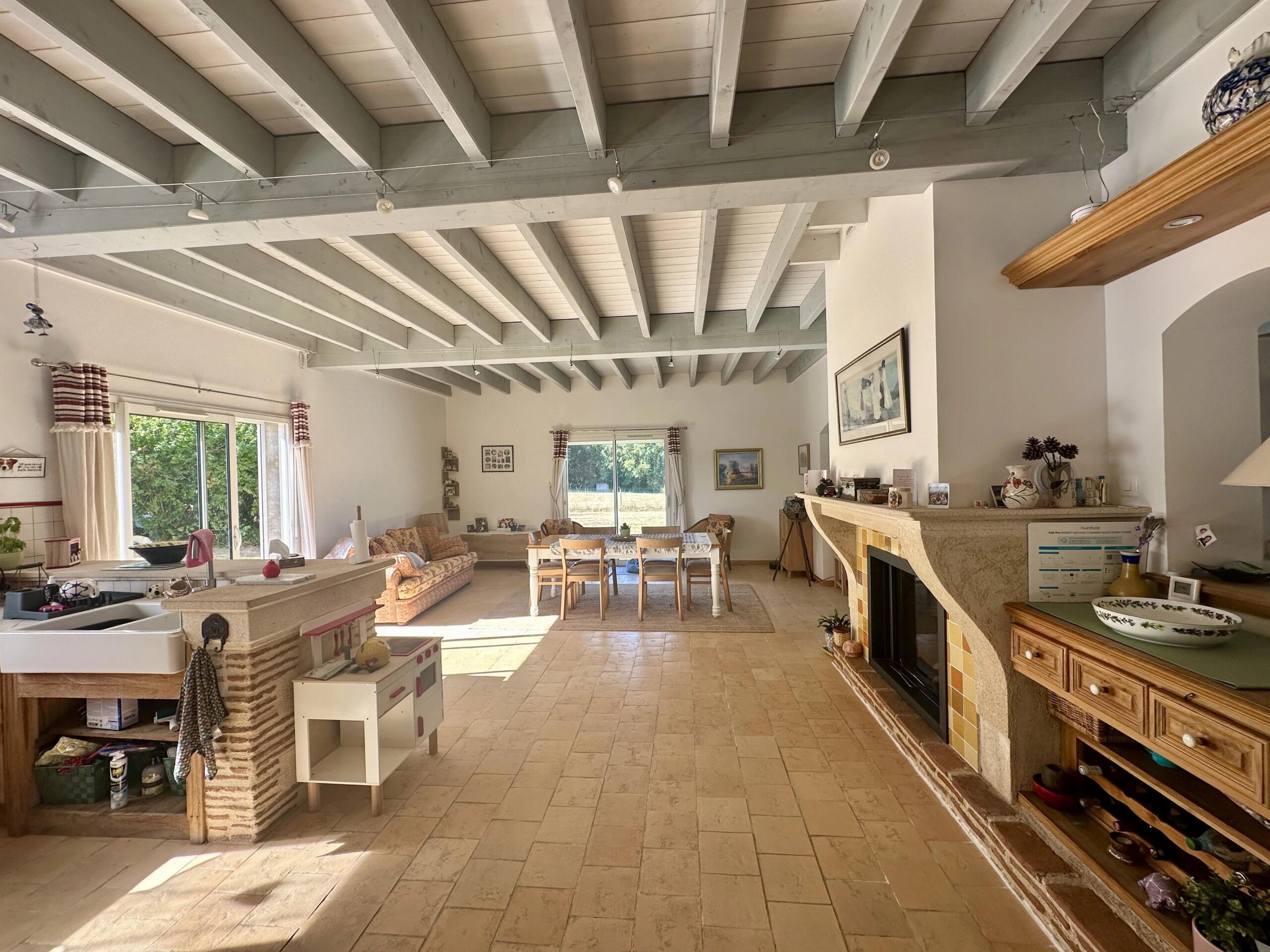 Recently-built 5-7 bedroom house with guest annexe, barn and pasture, Aquitaine – France – BVI77146