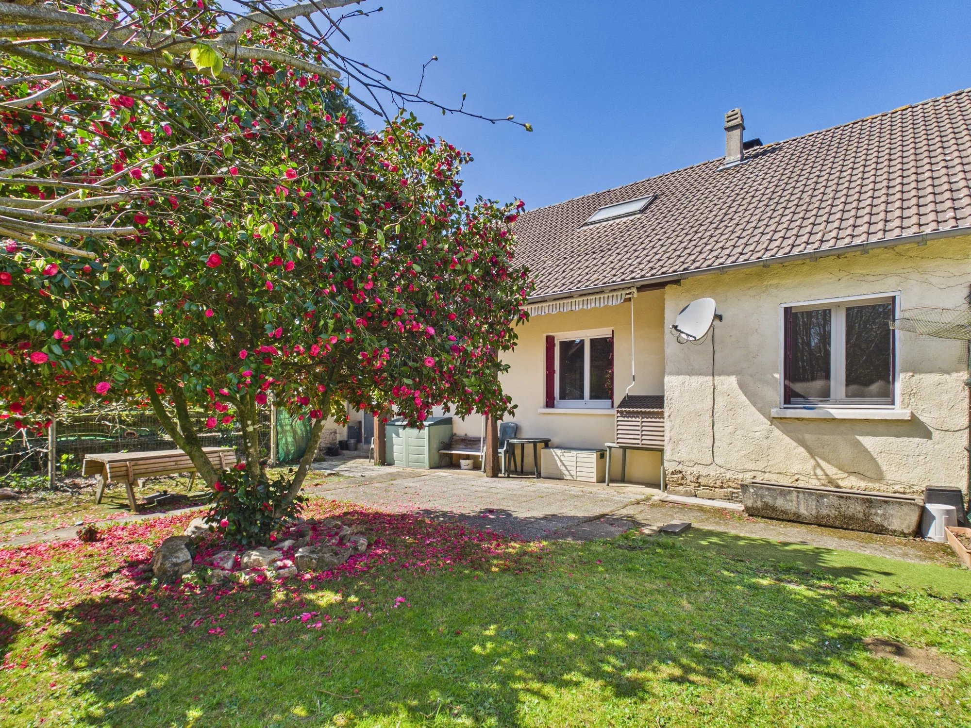 Spacious detached village home with 3 bedrooms and outbuildings, Aquitaine – France – BVI77397