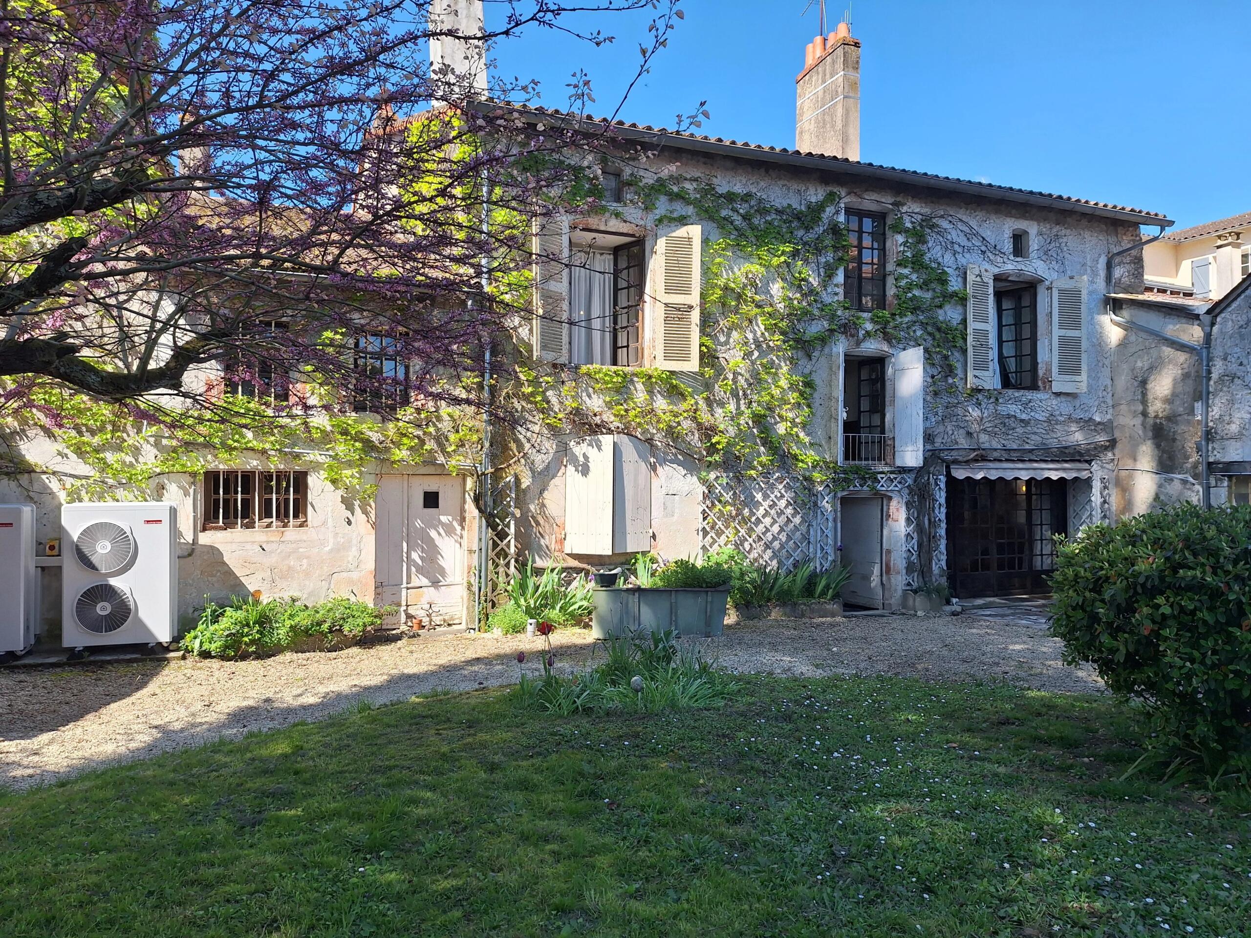 Stylish town house with six bedrooms, Poitou-Charentes – France – BVI79862