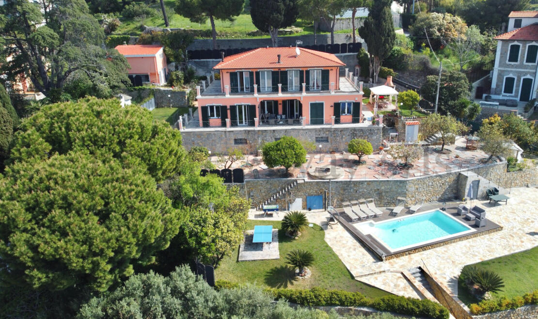 EM1337 In a dominant and private location in Bordighera, villa,