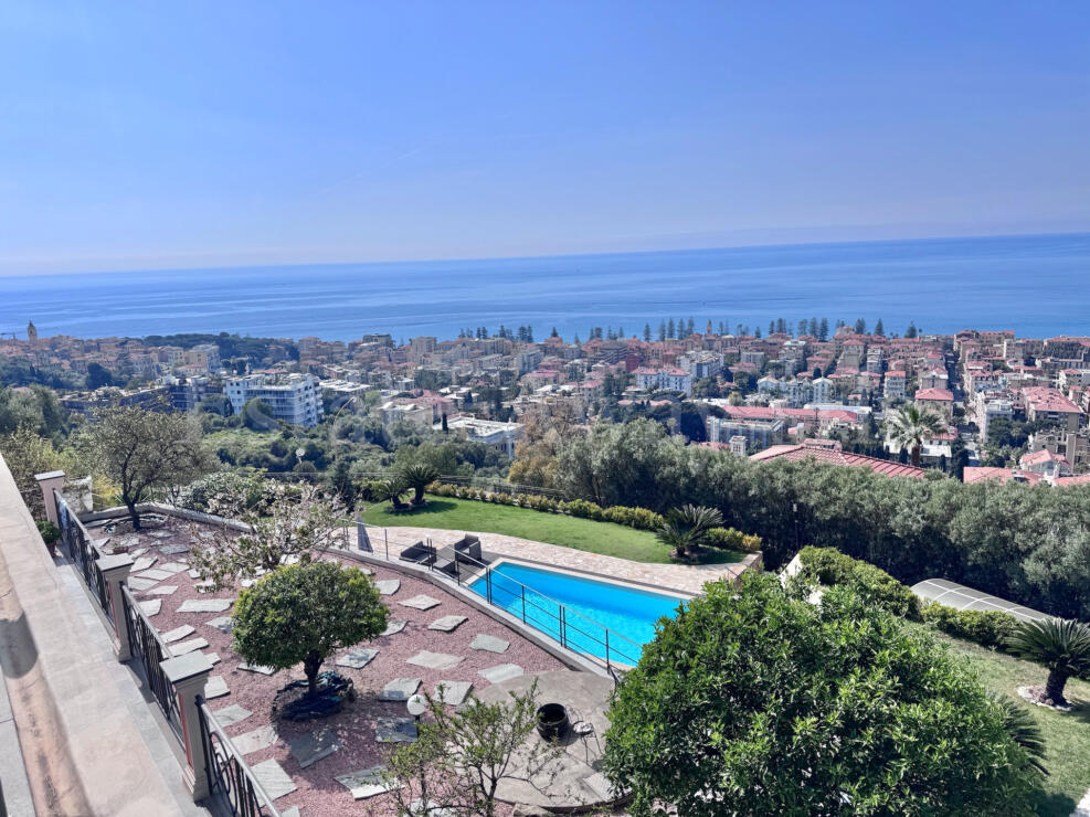 EM1337 In a dominant and private location in Bordighera, villa,