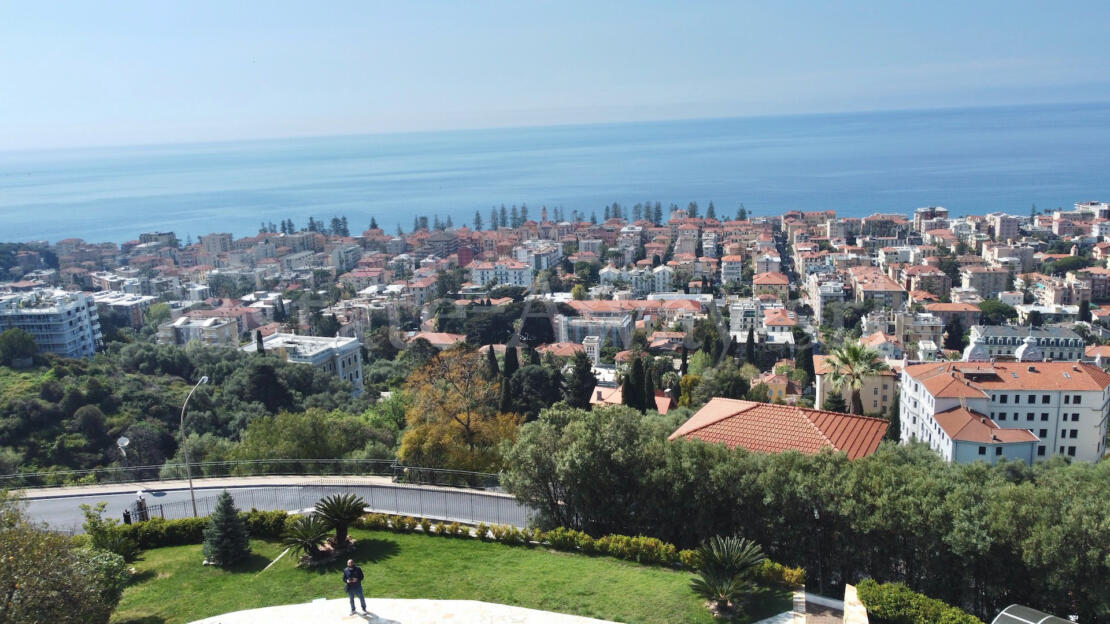 EM1337 In a dominant and private location in Bordighera, villa,