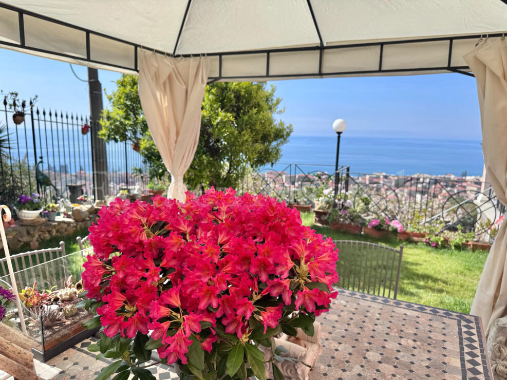 EM1337 In a dominant and private location in Bordighera, villa,