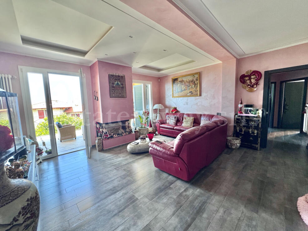 EM1337 In a dominant and private location in Bordighera, villa,