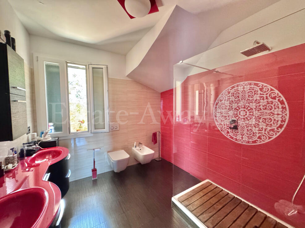 EM1337 In a dominant and private location in Bordighera, villa,