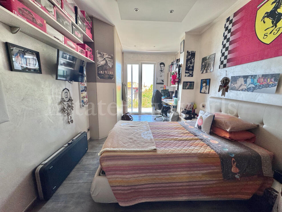 EM1337 In a dominant and private location in Bordighera, villa,