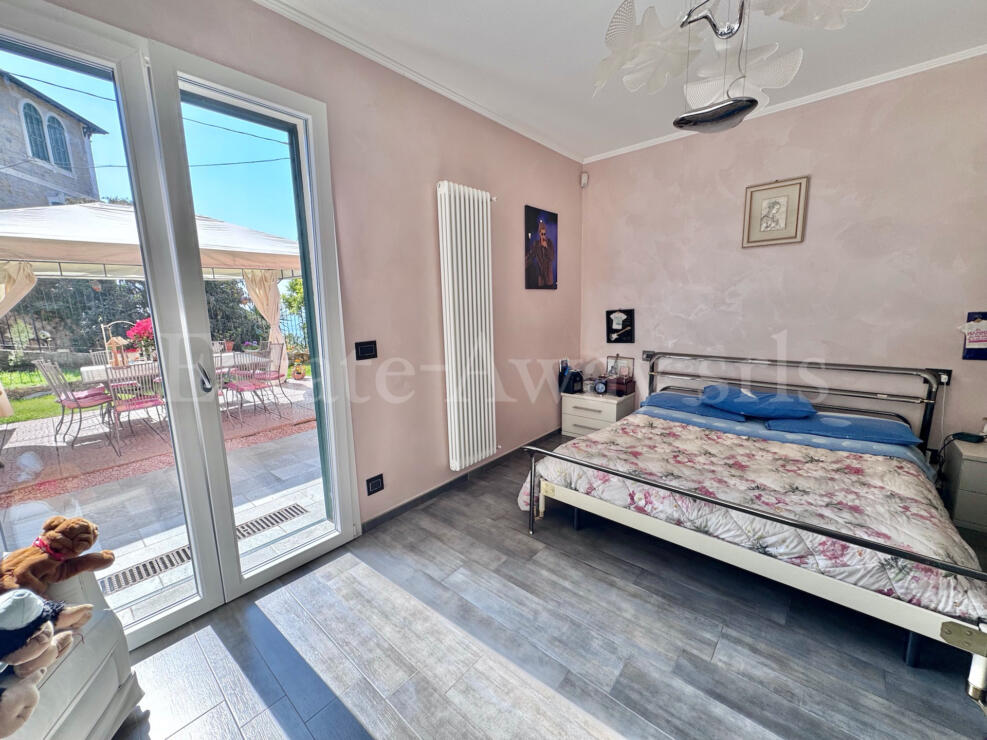 EM1337 In a dominant and private location in Bordighera, villa,